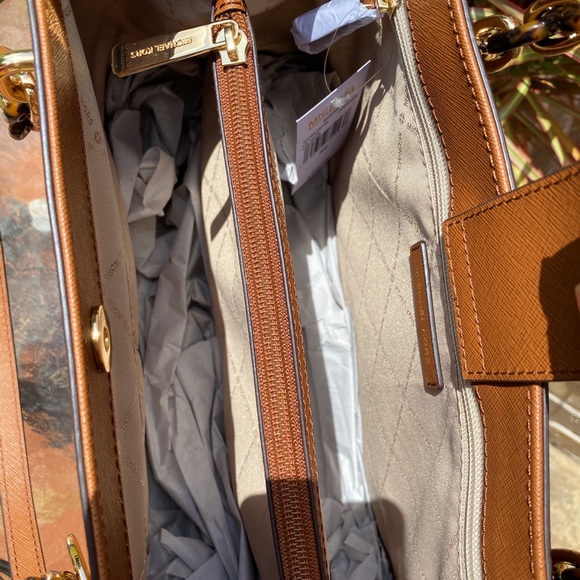 SALE. ‼️‼️ Michael Kors large carryall tote - Picture 7 of 7